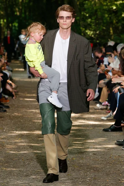Look 19